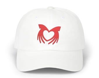 Gorra con logotipo de mano y corazón, bordado en rojo, estilo informal.