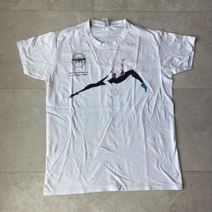 K&ouml;nnte beinhalten: Ein wei&szlig;es Kurzarm-T-Shirt mit einer Grafik von Spider-Gwen in einer dynamischen Pose. Das Shirt enth&auml;lt das Spider-Man Across the Spider-Verse Logo und den Text: Now in cinemas and in your Happy Meal!