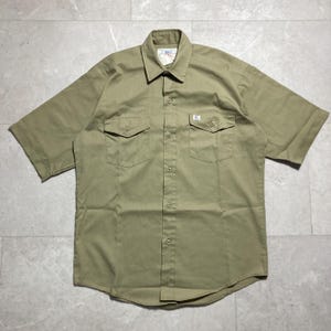 以下が含まれることがあります： 斑点のあるマット仕上げのセラミックマグカップ3個セット。マグカップはクリーム色、ライトグレー、ダークグレーの色合いです。各マグカップはシンプルでミニマリストなデザインで、コーヒーや紅茶に最適です。