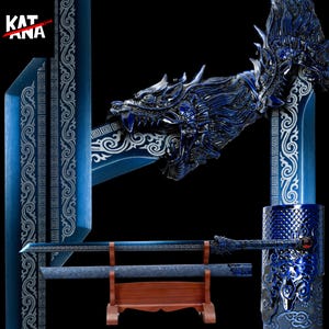 Può includere: Una spada katana blu con un'elsa a forma di testa di drago e motivi decorativi. La lama è esposta in un supporto di legno. La parola "KATANA" è nell'angolo in alto a sinistra.