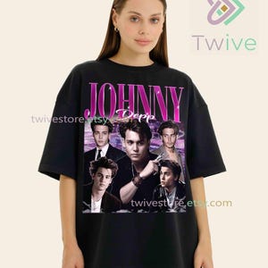 Peut inclure: T-shirt noir avec un design "JOHNNY Depp" rose et scintillant et un collage d'images de Johnny Depp. Le t-shirt a un col rond et des manches courtes. Le nom de la boutique Etsy "twivestore.etsy.com" est visible.