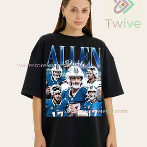 Puede incluir: Camiseta negra con un collage de un jugador de f&uacute;tbol americano con uniforme azul. El nombre "ALLEN" y "Josh" est&aacute;n impresos en la parte delantera. El jugador lleva un casco y el n&uacute;mero "17" es visible. La camiseta tiene un estilo vintage.