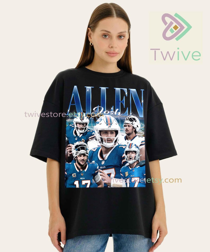 Puede incluir: Camiseta negra con un collage de un jugador de f&uacute;tbol americano con uniforme azul. El nombre "ALLEN" y "Josh" est&aacute;n impresos en la parte delantera. El jugador lleva un casco y el n&uacute;mero "17" es visible. La camiseta tiene un estilo vintage.