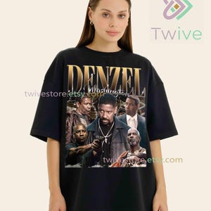 Puede incluir: Camiseta negra con un diseño de "Denzel Washington" en letras doradas y un collage de imágenes de Denzel Washington. La camiseta tiene cuello redondo y mangas cortas. El nombre de la tienda Etsy "twivestore.etsy.com" es visible.