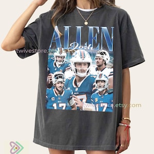 Puede incluir: Camiseta gris oscuro con un collage de im&aacute;genes de un jugador de f&uacute;tbol americano con uniforme azul y blanco. El nombre "ALLEN" est&aacute; impreso en letras grandes y azules sobre el nombre "Josh". El n&uacute;mero "17" es visible en la camiseta.