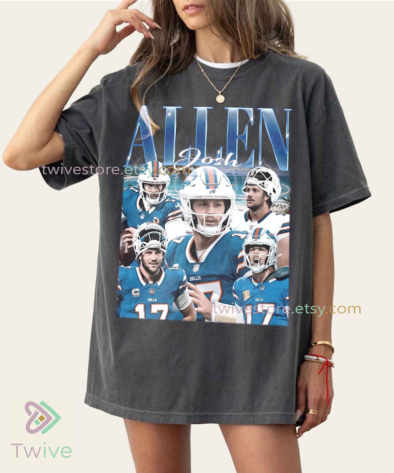 Puede incluir: Camiseta gris oscuro con un collage de im&aacute;genes de un jugador de f&uacute;tbol americano con uniforme azul y blanco. El nombre "ALLEN" est&aacute; impreso en letras grandes y azules sobre el nombre "Josh". El n&uacute;mero "17" es visible en la camiseta.