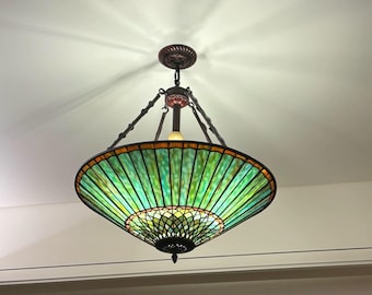 手作りのグリーンガラスのシャンデリア