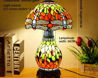 伝統的なティファニースタイルのトンボが描かれたガラスのテーブルランプ