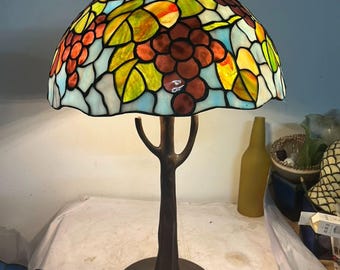 クラシックなグレープバイン ティファニー テーブルランプ：カラフルなガラスモザイクとツリー型のメタルベースが織りなす優しい対話