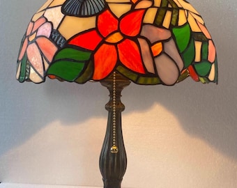 Glas-in-loodlamp met eksterpruimenbloesem, voet van gesneden hars