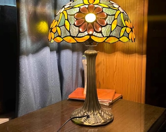 読書タイムの優しいお供 | レトロなガラステーブルランプが暗いテーブルトップに織りなす光と影の詩的な相互作用