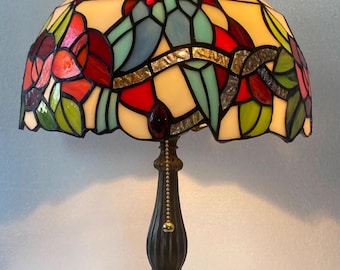 ティファニースタイルのテーブルランプ：ステンドグラスの鳥のデザイン、彫刻されたベース