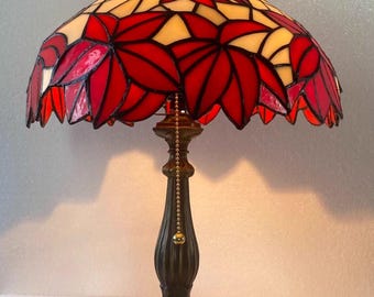 Gebrandschilderd esdoornblad tafellamp, bronzen voet in reliëf