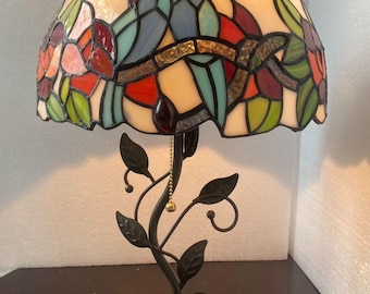 Handgeschilderde lampenkap van glas-in-lood, voet van hars en ijzer, sfeerverlichting voor woonkamer en studeerkamer.