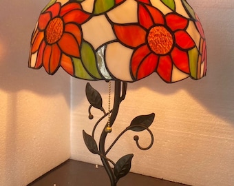 Tiffany-lampenkap met bloemen en bloemen, hars- en smeedijzeren voet, decoratieve lamp voor woonkamer, studeerkamer en slaapkamer.