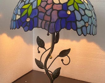 Tiffany-lampenkap met bloemen en bloemen, hars- en smeedijzeren voet, decoratieve lamp voor woonkamer en studeerkamer.