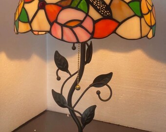 Tiffany-glas in lood libel en bloemdessin, basis van hars en smeedijzer, dimbaar.