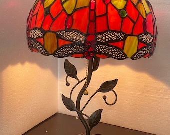 Lampenkap met libel in Tiffany-glas, basis van hars en ijzer, sfeerverlichting voor studeerkamer en slaapkamer.