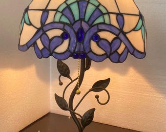 Tiffany handgeschilderde glas-in-lood lampenkap, voet van verguld ijzerhars, dimbaar.