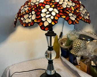 職人のテーブルに輝く光｜工具や部品の間で静かに咲くツートンガラスランプ