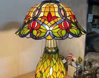 左右対称の花柄鉛ガラスランプ | 細身のランプ本体にティファニーのアートを施し、斑点模様の光と影を浮かび上がらせます