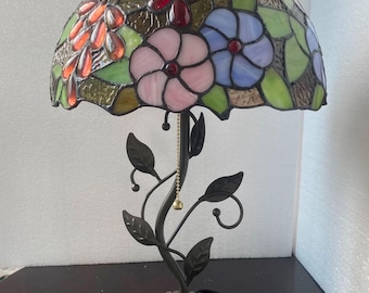 Tiffany-lampenkap met bloemen en bloemen, basis van hars en ijzer, sfeerverlichting voor studeerkamer en slaapkamer.