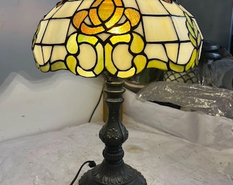 クラシックなティファニースタイルの幾何学的なガラス製テーブルランプ | 点灯すると乳白色、緑、黄色の模様が銅製のベースに映えます