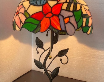 Handgeschilderde bloemen glas-in-loodlamp: smeedijzeren wijnstokvoet