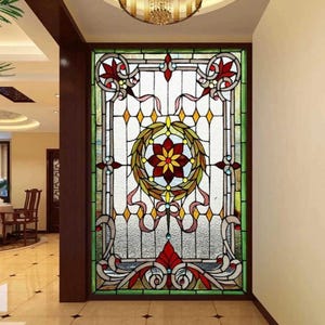 Puede incluir: Una vidriera con un diseño floral. La ventana presenta un motivo circular central con una flor roja rodeada por una corona verde. El diseño incluye acentos rojos, amarillos y verdes, con un borde verde y marrón.