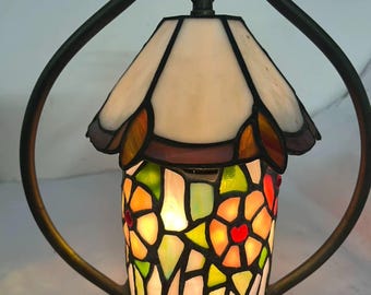 手作りの割れたガラスの花のランプの飾り｜赤、黄、緑の花びらが暖かい光の中で咲く静物画