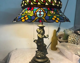 クラシックなティファニースタイルのエンジェルテーブルランプ｜ステンドグラスのランプシェードとブロンズ彫刻の台座で静かなひとときを