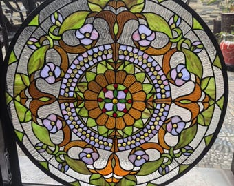 Symmetrisches Blumenmuster, mit einer orange-gelben Sonnenblume in der Mitte und rosa-lila Blütenblättern außen, schön durchscheinend.