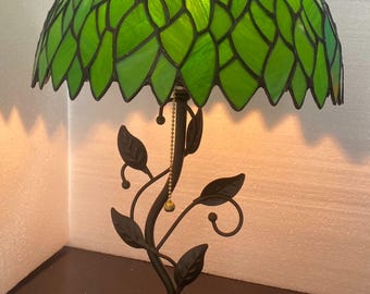 Lampenkap met groen blad in Tiffany-glas, basis van hars en ijzer, sfeerlicht in natuurlijke stijl voor studeerkamer en slaapkamer.