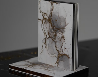 A5 Notizbuch – hellgraues Marmor-Design mit Goldveredelung, dotted – minimalistisches Bullet Journal mit Goldschnitt