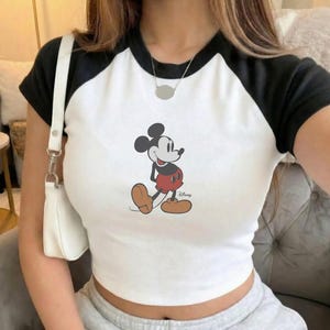 Classic Mickey Pose Portrait Baby Tee, Retro Mickey Mouse Raglan Crop Top, Mickey Mouse Baby Tee bild 1