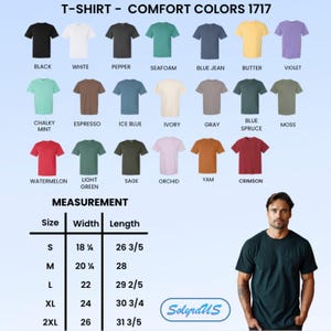 Puede incluir: Una exhibici&oacute;n de camisetas en varios colores, incluyendo negro, blanco y azul. La imagen incluye una tabla de tallas con medidas en pulgadas y un hombre con una camiseta verde oscuro.