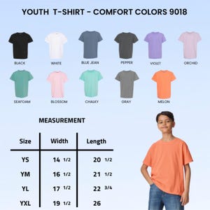 Puede incluir: Se muestra una camiseta juvenil de color mel&oacute;n. La imagen muestra varios colores de camisetas: negro, blanco, azul vaquero, pimienta, violeta, orqu&iacute;dea, espuma de mar, flor, tiza y gris. Tabla de medidas.