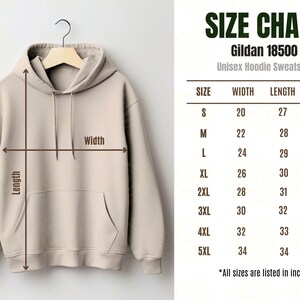 Puede incluir: Una sudadera con capucha de color beige con bolsillo tipo canguro y cordones a juego. Al lado hay una tabla de tallas para el modelo Gildan 18500, que muestra las medidas en pulgadas de ancho, largo y manga para tallas de S a 5XL.