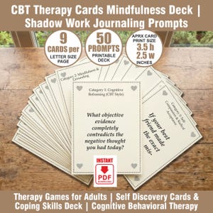 Op de afbeelding: Een set CGT-therapiekaarten voor mindfulness en schaduwwerk. De kaarten zijn gebroken wit met zwarte tekst, een gestippelde rand en kleine hartjes. Elke kaart is 8,89 cm hoog en 6,35 cm breed. De tekst bevat vragen zoals What objective evidence completely contradicts the negative thought you had today? en Category 1: Cognitive Reframing (CBT Style).