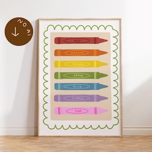 Puede incluir: Una impresión artística enmarcada con siete crayones de colores, etiquetados con sus respectivos colores: rojo, naranja, amarillo, verde, azul, morado y rosa. Los crayones están dispuestos verticalmente sobre un fondo beige, enmarcados con un borde verde festoneado.