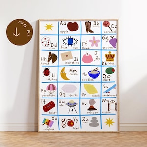 Puede incluir: Impresión de un gráfico del alfabeto con ilustraciones coloridas de objetos como una manzana, una bota y uvas. La impresión incluye las letras de la A a la Z, cada una emparejada con una imagen y una palabra. La impresión está enmarcada y lista para colgar.