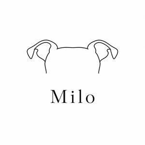 Può includere: Un disegno a tratto minimalista della testa e delle orecchie di un cane, con il nome "Milo" sotto. L'opera è in nero su sfondo bianco, creando un'estetica pulita e moderna.