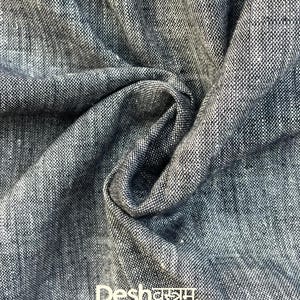 Może przedstawiać: Zbliżenie na teksturowaną tkaninę w odcieniach szarości i bieli, z tekstem "Fab073" w prawym górnym rogu. Tkanina jest złożona, tworząc cienie. Widoczne jest również słowo "Desh".