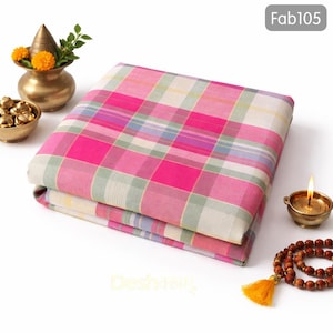 Puede incluir: Un letrero de madera rústico blanco con la palabra "Welcome" en un estilo manuscrito. El letrero tiene un aspecto envejecido y un elemento floral decorativo. El fondo es una textura de madera borrosa.