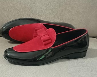 Mocasines elegantes sin cordones para hombre, hechos a mano, de charol negro genuino y ante rojo.