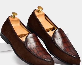 Mocasines elegantes sin cordones para hombre, hechos a mano, de piel de caimán marrón auténtica con textura y gamuza.