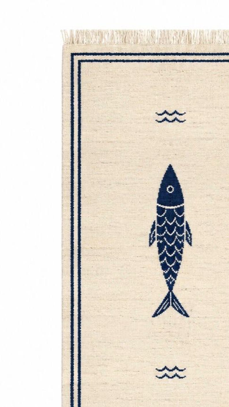 Alfombra de pasillo minimalista con diseño de peces, anudada a mano, alfombra de entrada con diseño de peces en azul marfil. imagen 4