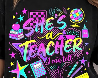Ella es una maestra, puedo decirlo PNG, diseño de sublimación de maestra de los 90 de Neon Texas, camiseta retro a cuadros para la vuelta al cole, PNG de agradecimiento a los maestros