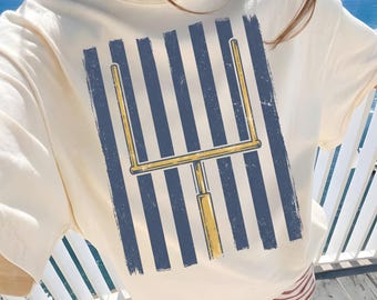 Portería de fútbol PNG, rayas de club para día de partido costero por sublimación, diseño retro azul marino y dorado para ropa deportiva, fondo con mascota escolar desgastada
