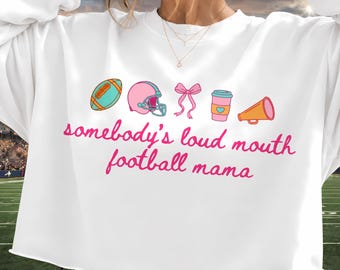 Diseño PNG de sublimación "Somebody's Loud Mouth Football Mama", PNG de "Coquette Football Mom", descarga digital para el día del partido, camiseta de moda para la temporada de fútbol